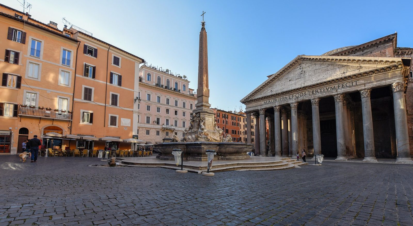 Piazza della Rotonda and the Pantheon in the morning, two minutes from Advena